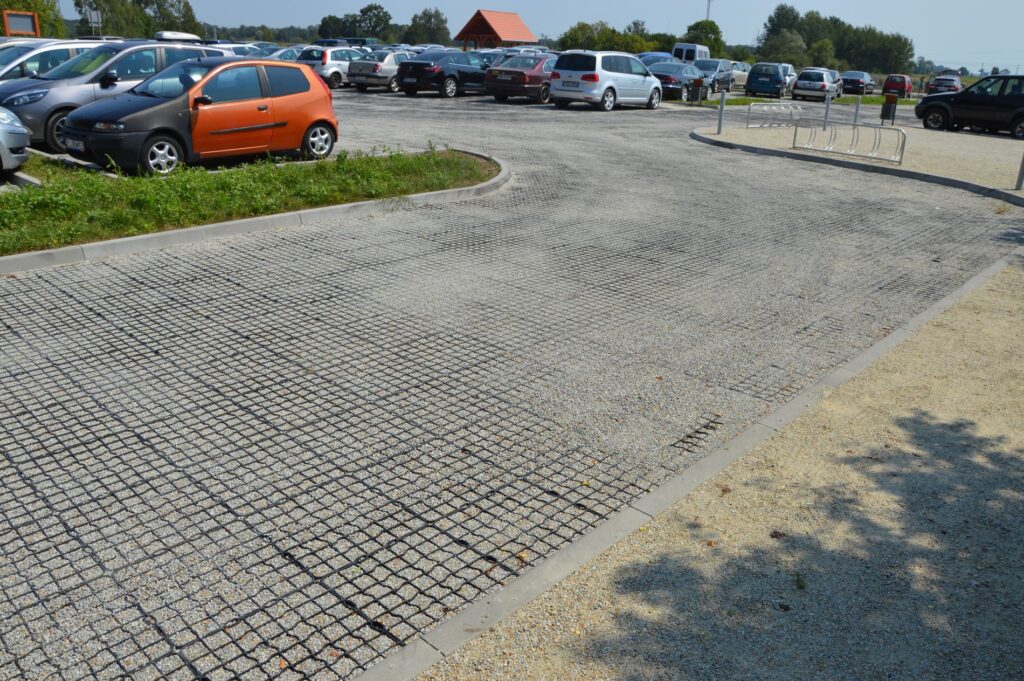 Wzmocnienie poboczy i zjazdów z dróg publicznych – ochrona krawędzi jezdni